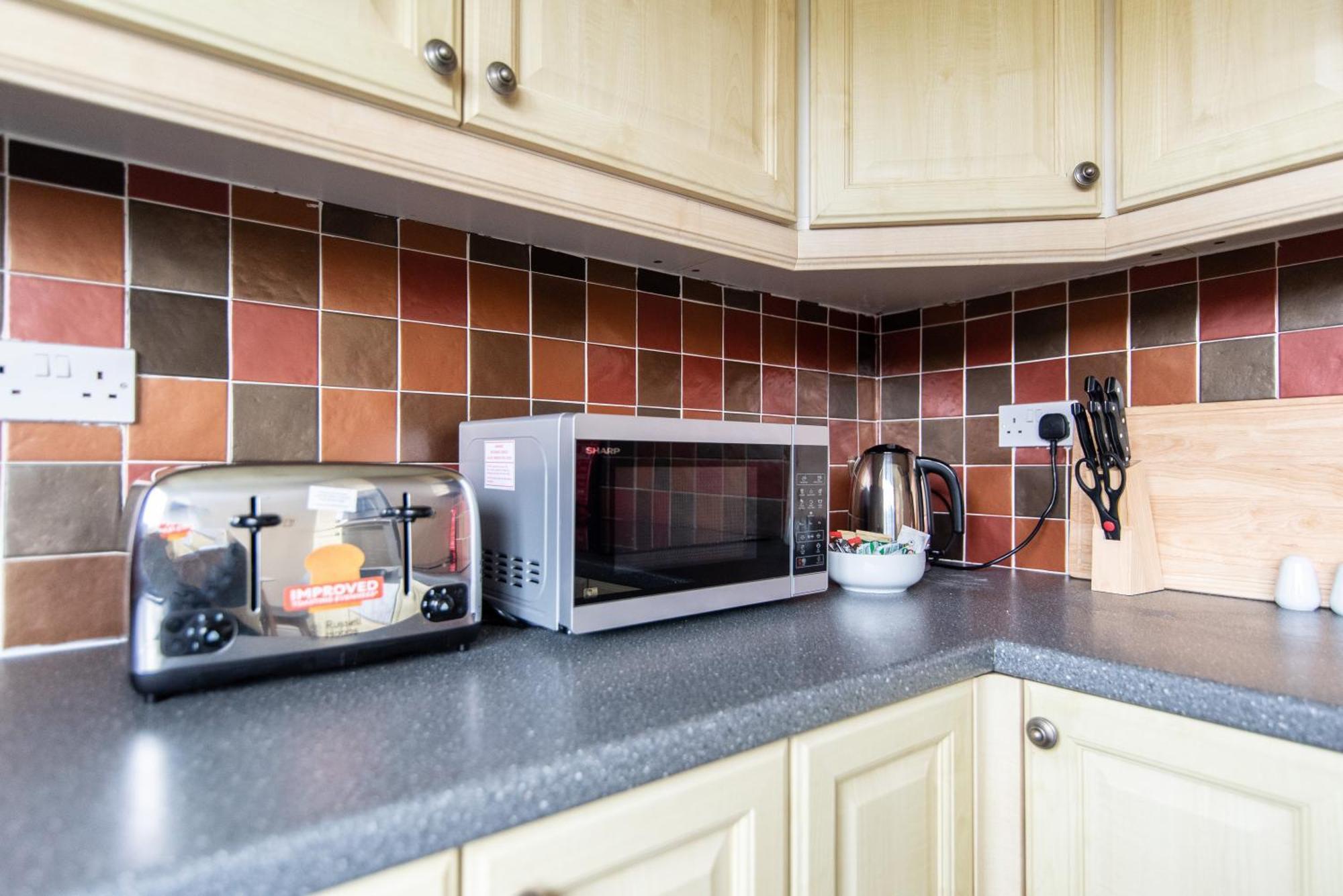 3 Bed Apartment - Perfect For Contractors Near Liverpool Airport Hale  Exterior foto